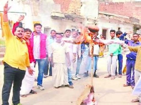 burned an effigy of Municipality chairman